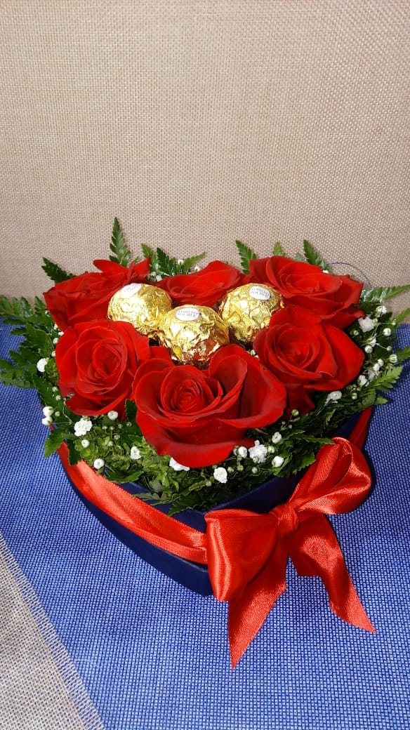 Caja Corazn 6 Rosas y 3 Bombones Ferrero Rocher